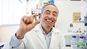 Carlos Martín muestra un vial de la vacuna en su despacho de la Universidad de Zaragoza.
