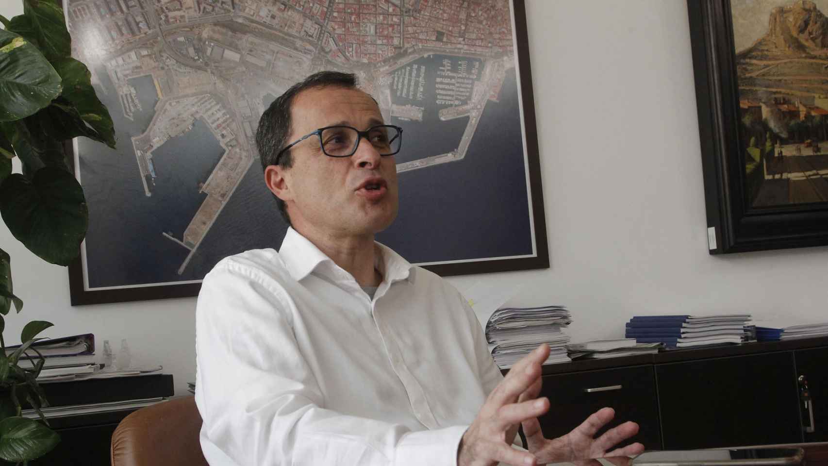 El presidente de la Autoridad Portuaria de Alicante (APA), Julián López Milla, durante la entrevista.