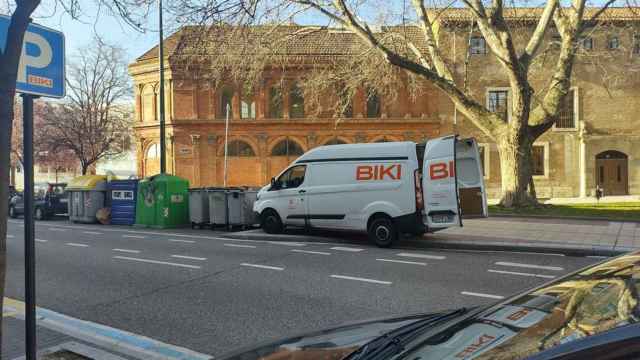 Vehículo de Biki aparcado en la calle Real de Burgos