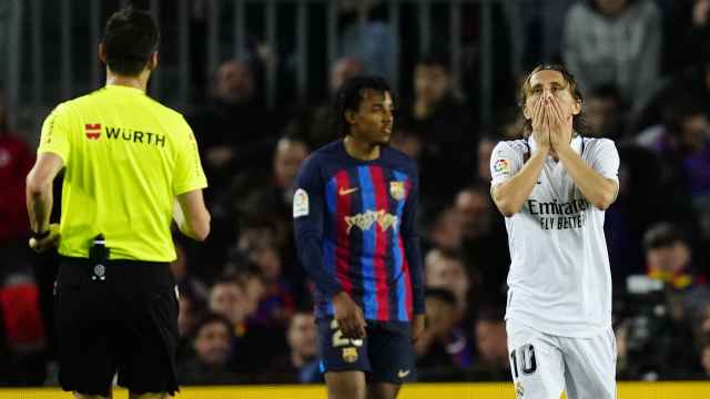 Luka Modric se lamenta con Koundé al fondo y ante la mirada del árbitro De Burgos Bengoetxea.