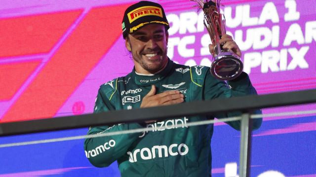 Fernando Alonso, con el trofeo del tercer puesto en el Gran Premio de Arabia Saudí de la F1 2023
