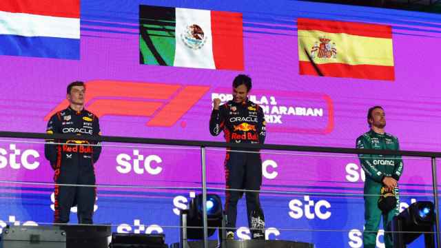Max Verstappen, 'Checo' Pérez y Fernando Alonso, en el podio del GP de Arabia Saudí