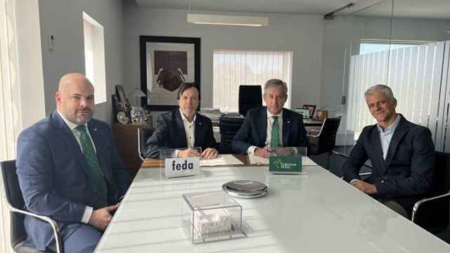 Firma de un convenio entre Eurocaja Rural y FEDA.