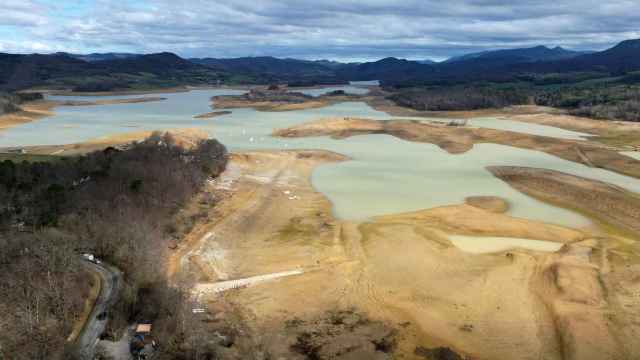 El lago Montbel en Francia se seca como consecuencia de un invierno inusualmente seco.