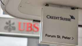 Logos de UBS y Credit Suisse en Zúrich, Suiza.