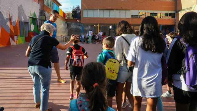 Varios niños a su llegada al colegio CEIP Hernán Cortés, en Madrid.