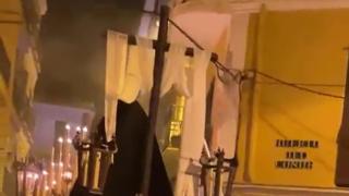 La accidentada procesión de vísperas en Málaga: el trono arranca de la pared unos cables