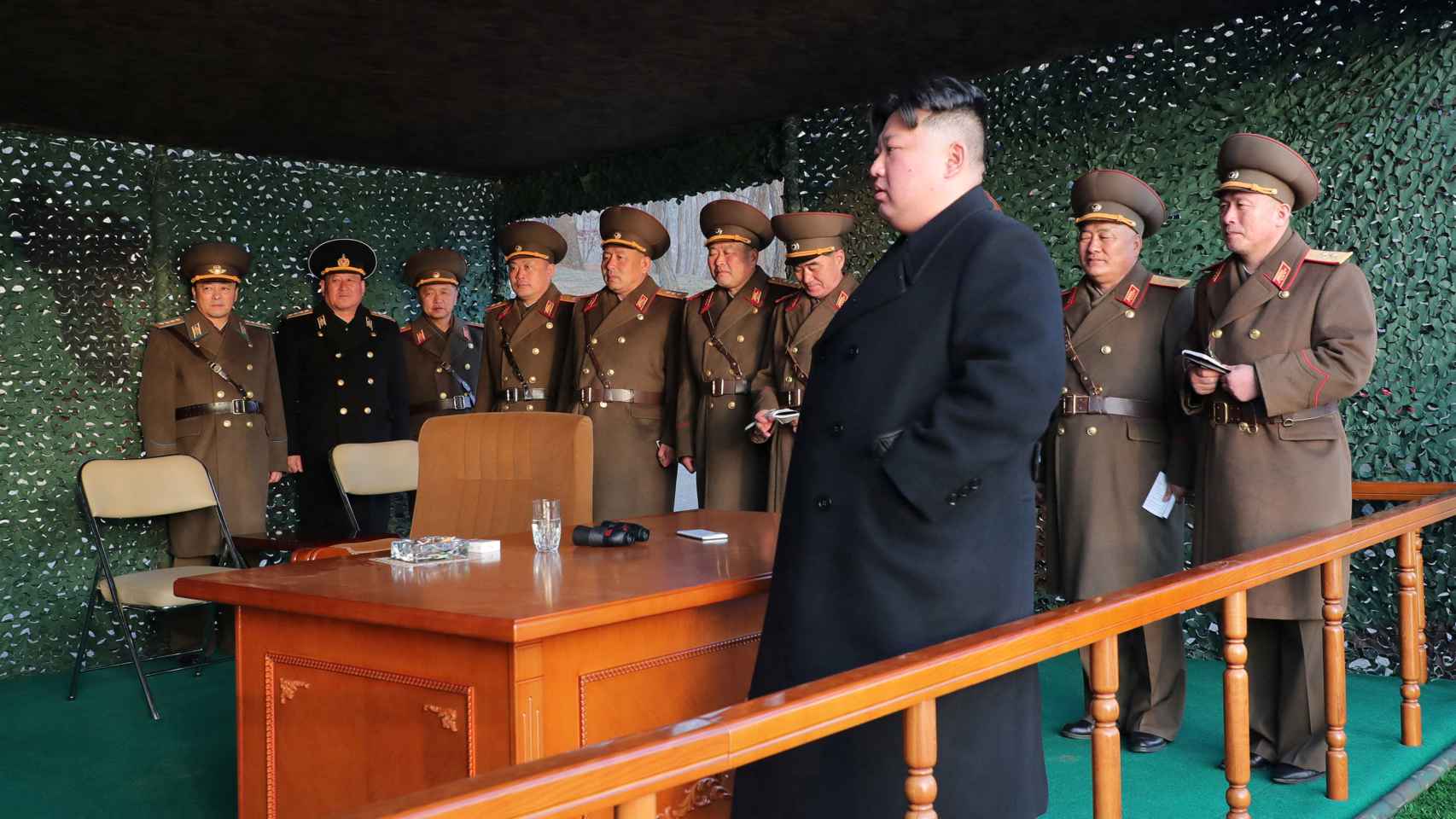 Kim Jong-Un junto a militares de su ejército.
