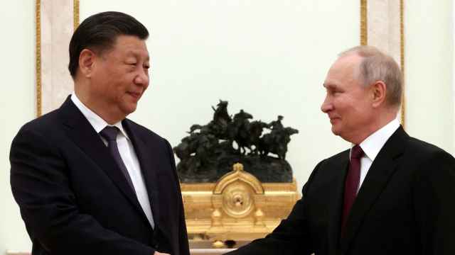 El presidente de China, Xi Jinping, estrecha la mano del presidente de Rusia, Vladímir Putin.