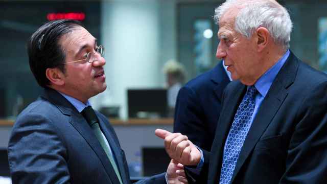 El ministro de Exteriores, José Manuel Albares, conversa con Josep Borrell durante la reunión de este lunes en Bruselas