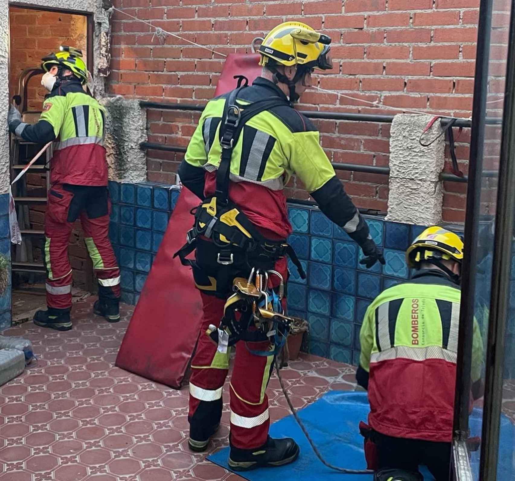 Varios bomberos trabajando en la zona del derrumbe. Foto: CPEIS Toledo.