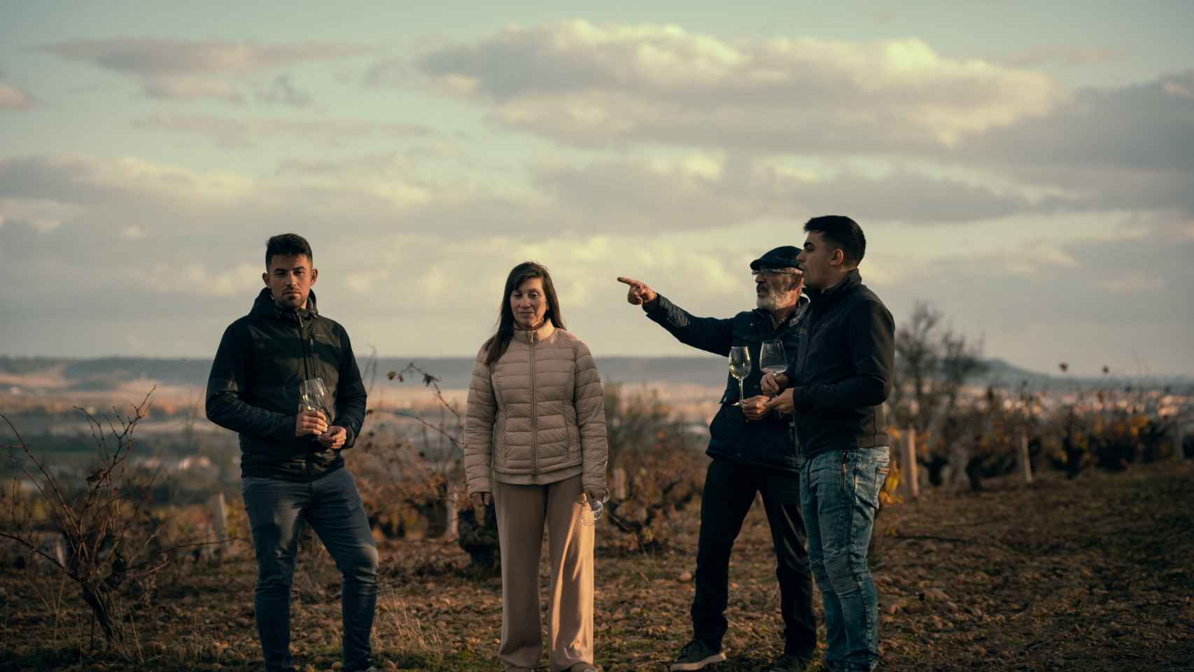 Ricardo Crespo junto a su familia en los viñedos.