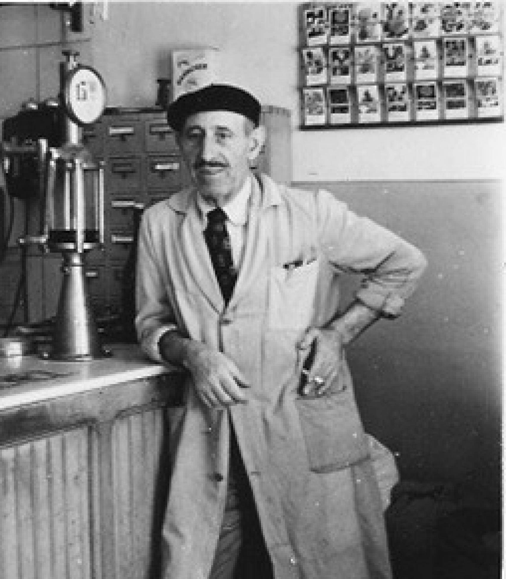 Luis Marcos, fundador de 'Semillas Marcos', en el mostrador con una bomba de aceite