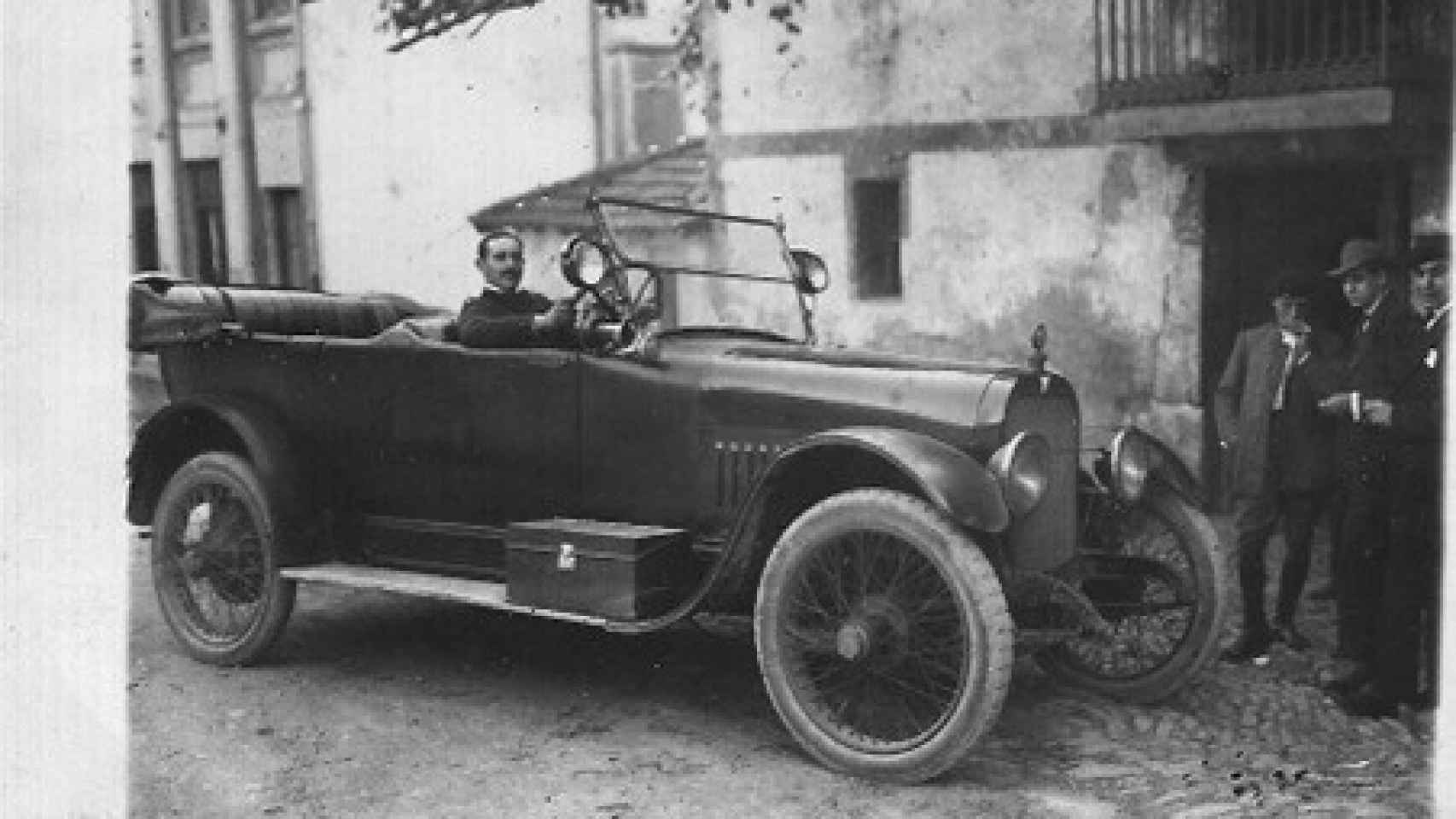 Luis Marcos, con un coche de época. Perteneció a la socidad ''El Volante'