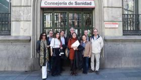 El presidente del Comité de Huelga de la Asociación de Médicos y Titulados Superiores de Madrid (AMYTS), Daniel Bernabéu, y la portavoz de AMYTS, Ángela Hernández.