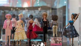 Muñecas de la exposición sobre Barbie, Cine y Moda.