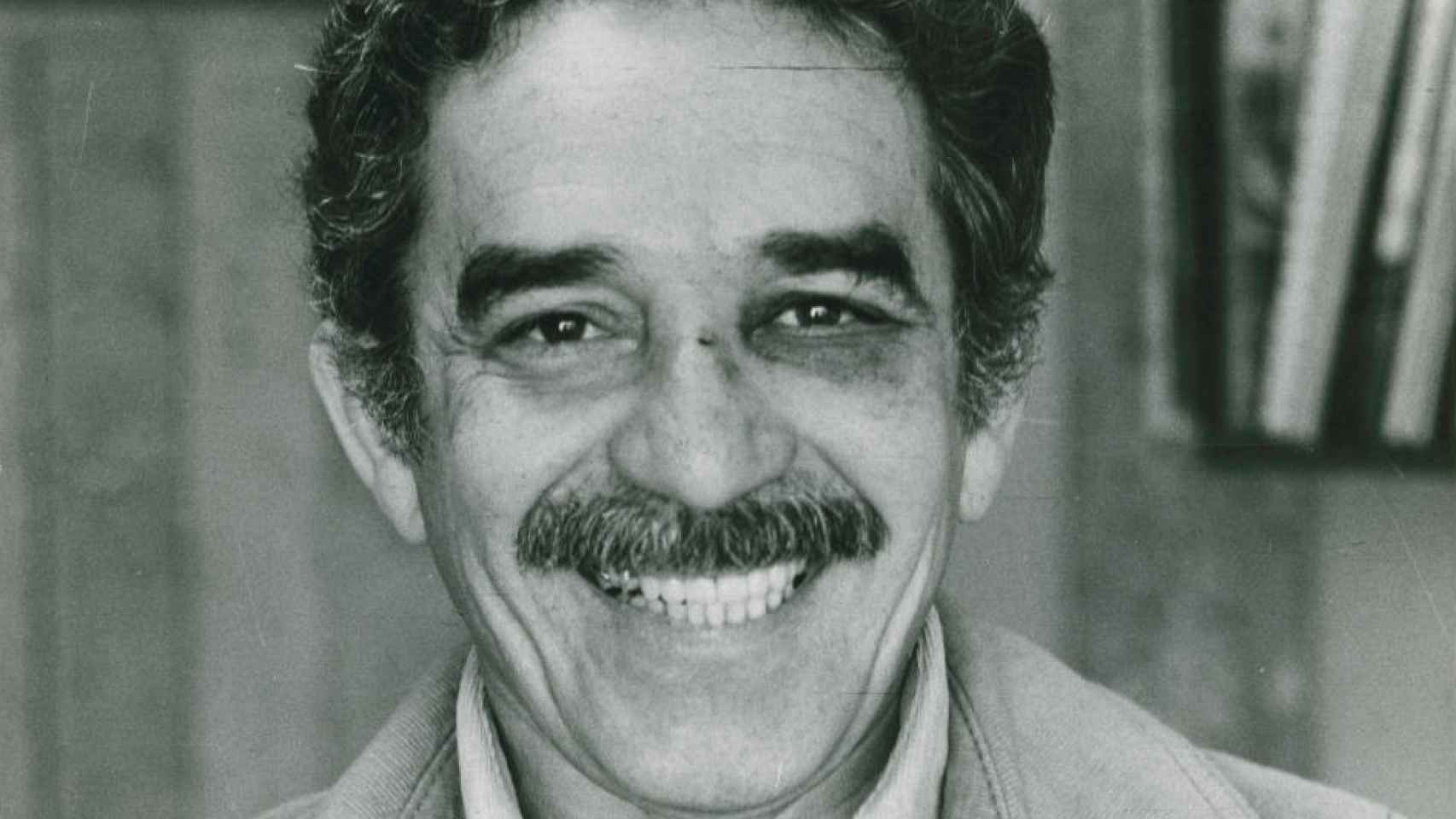 El escritor Gabriel García Márquez posa con el ojo amoratado delante del fotógrafo Rodrigo Moya Moreno, dos días después de que Mario Vargas Llosa le asestara un puñetazo. Foto: Fundación Gabo