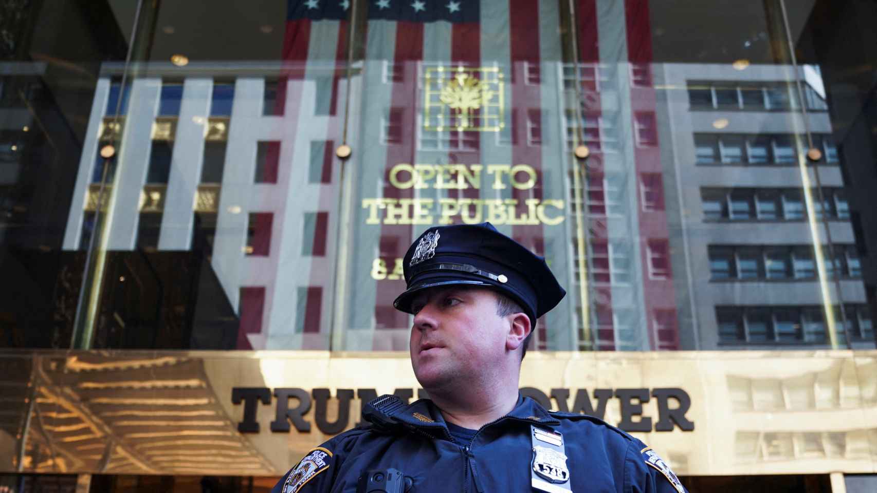 Un policía frente a la Torre Trump en Nueva York.