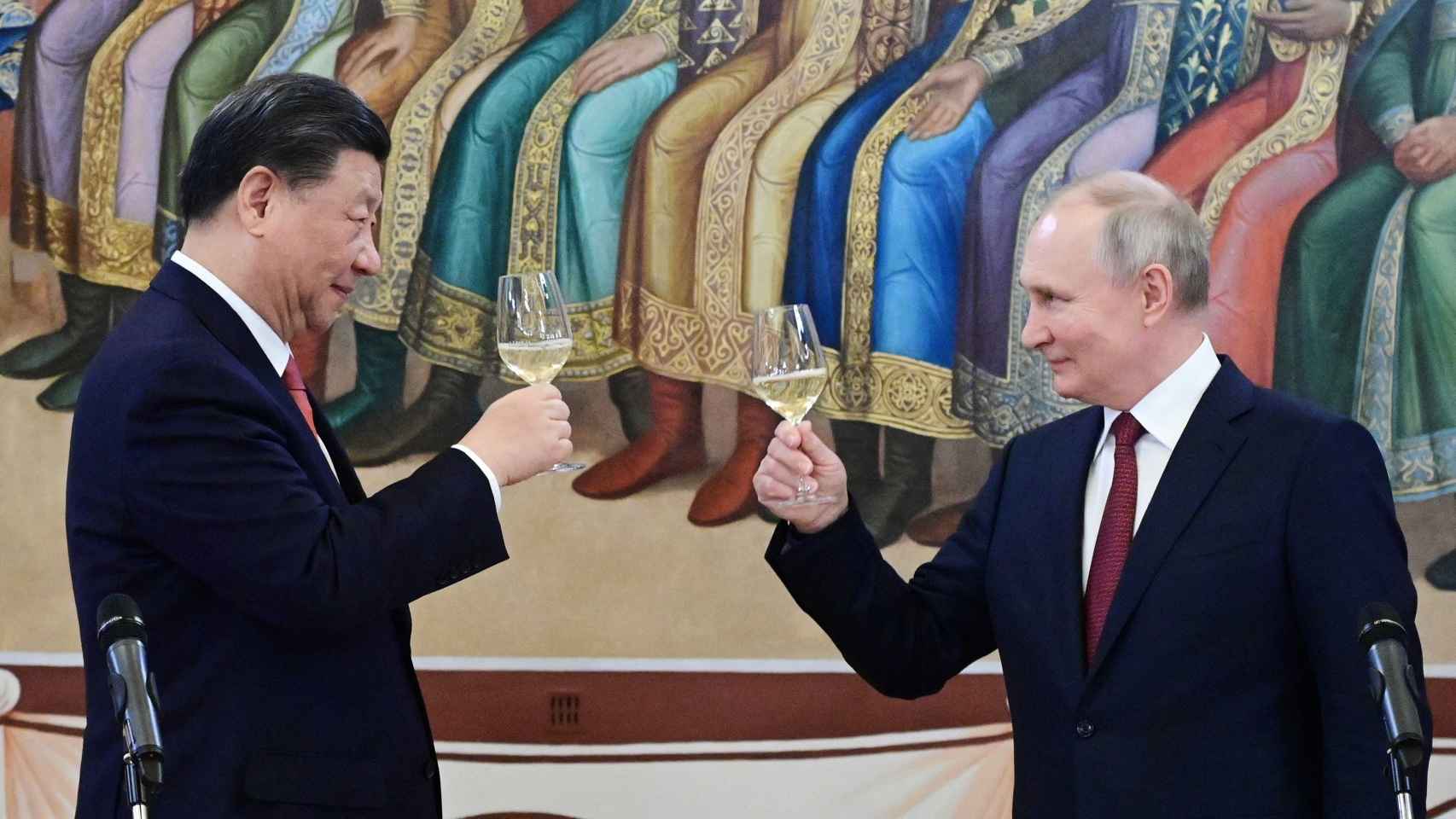 El presidente ruso Vladimir Putin y el presidente chino Xi Jinping asisten a una recepción en el Kremlin en Moscú, Rusia, el 21 de marzo de 2023.
