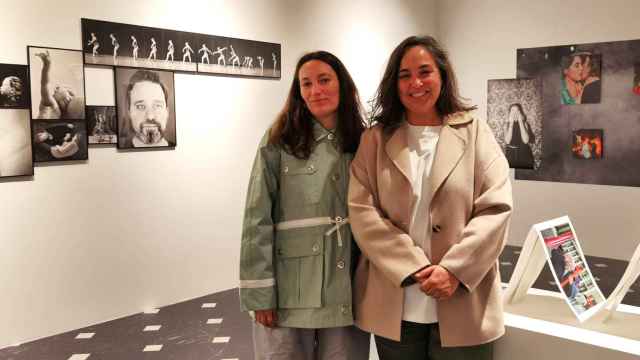 Lua Ribeira y Cristina de Middel, en la presentación de la muestra en Alicante 'Close Enough'.