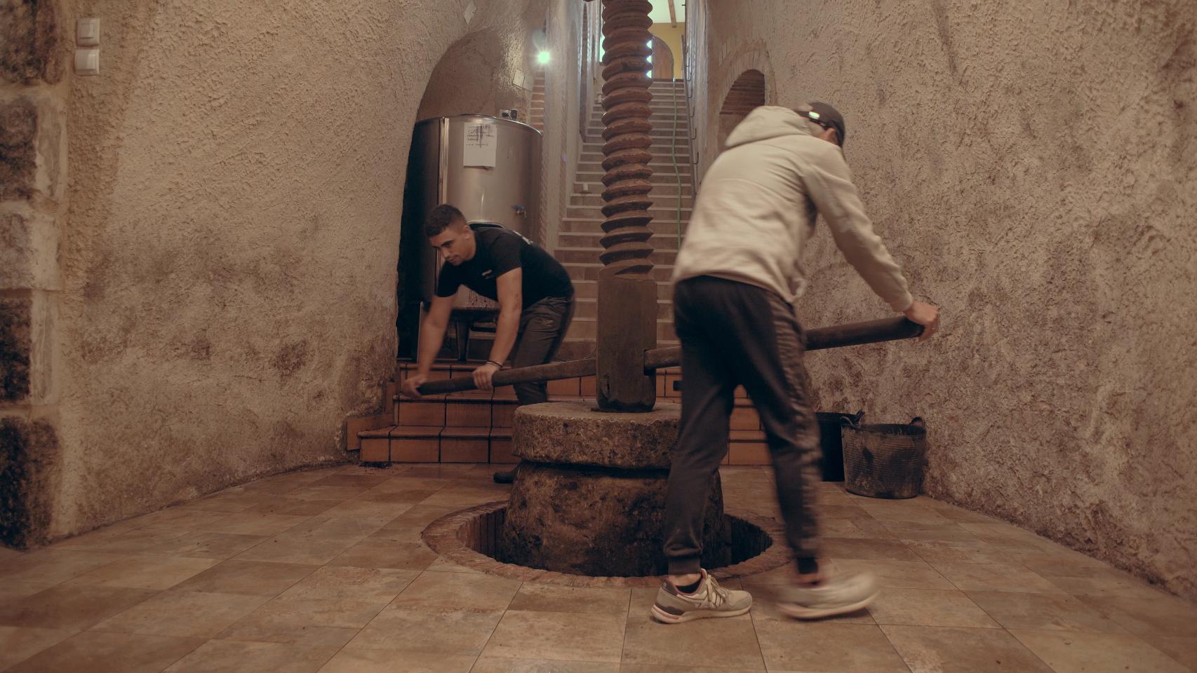 Ricardo Crespo elaborando el vino con la viga de EmeBodegas.