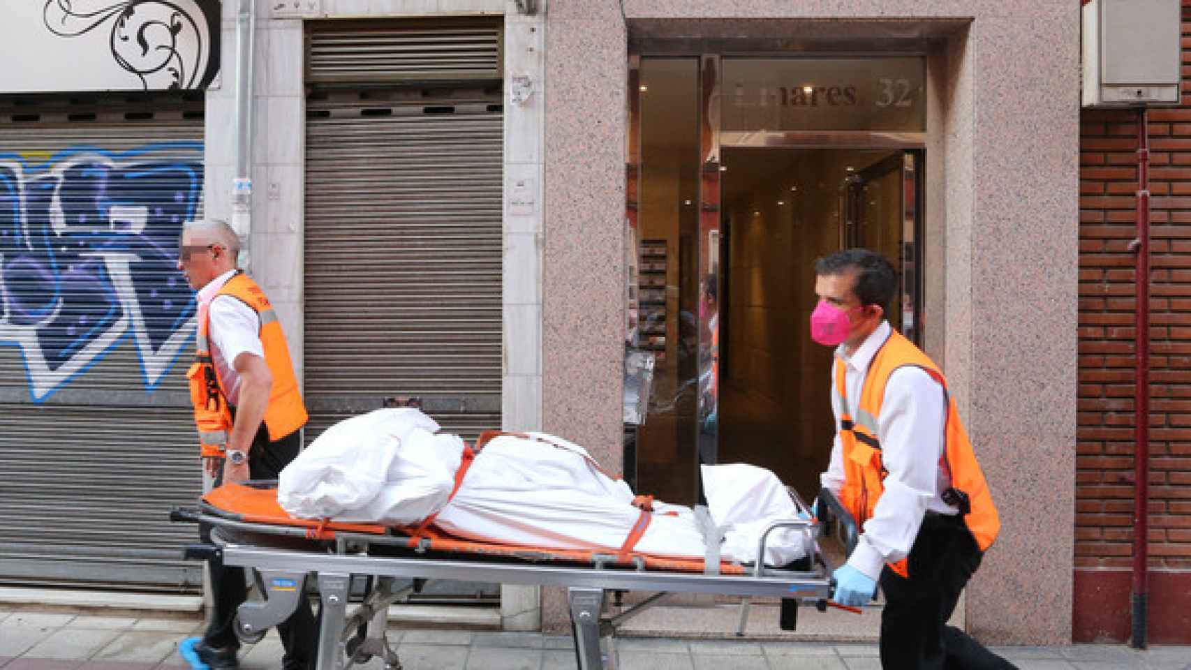 Los servicios funerarios retiran los cadáveres de dos mujeres en la calle Linares de Valladolid