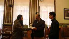 Entrega de la donación al delegado del Sahara Occidental en Castilla y León, Mohamed Labat