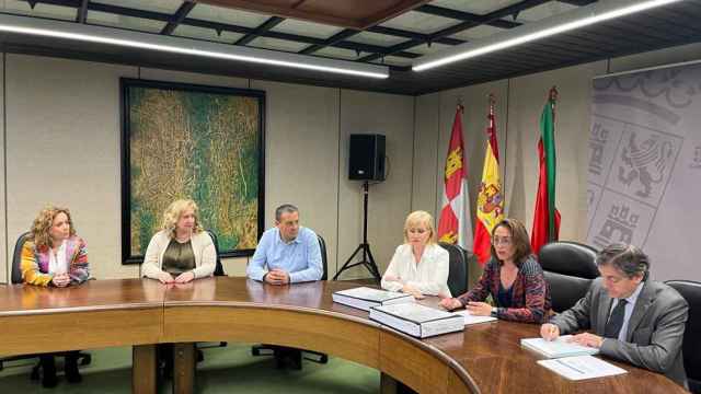 La consejera de Movilidad y Transformación Digital, María González Corral, en una reunión con los alcaldes de la zona