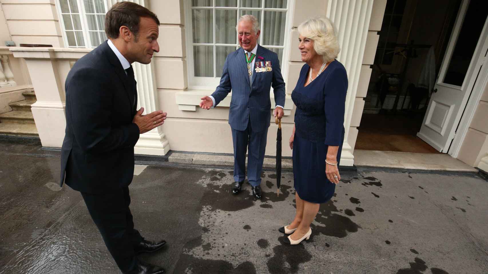 Emmanuel Macron saludando a Carlos III y Camilla Parker en una imagen tomada en junio de 2020.