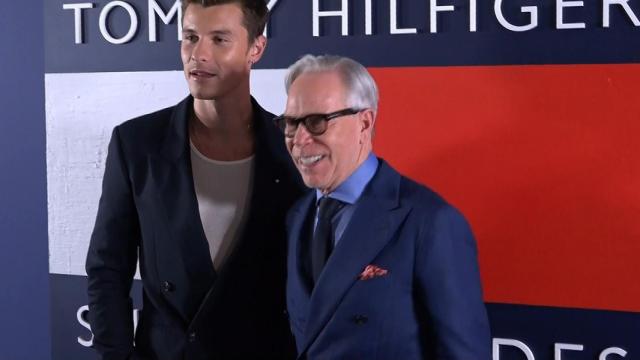 Tommy Hilfiger y Shawn Mendes reviven los noventa en una nueva colección