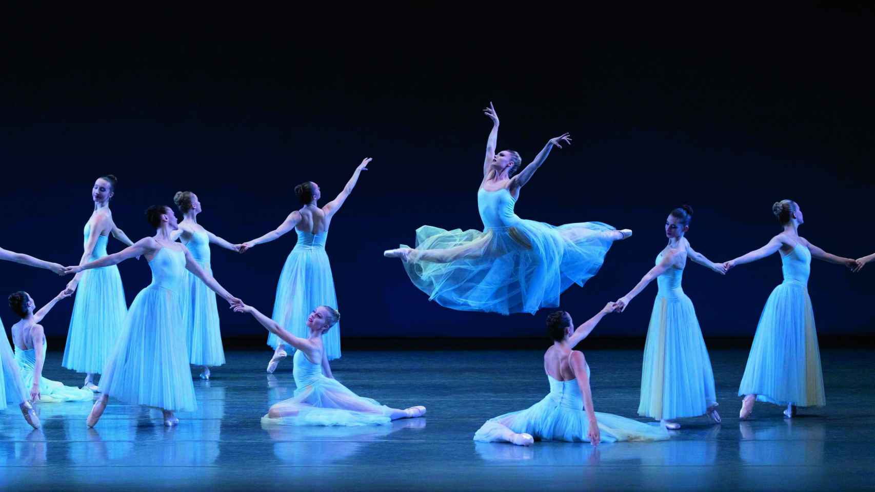 El New York City Ballet en un momento de 'Serenade'.