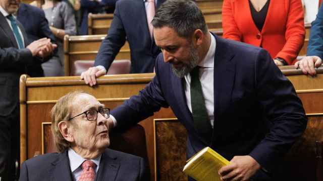 El candidato Ramón Tamames junto al líder de Vox, Santiago Abascal, este martes en el Congreso de los Diputados.