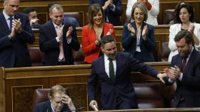 El líder de Vox, Santiago Abascal, recibe los aplausos de su bancada junto al profesor y economista Ramón Tamames.