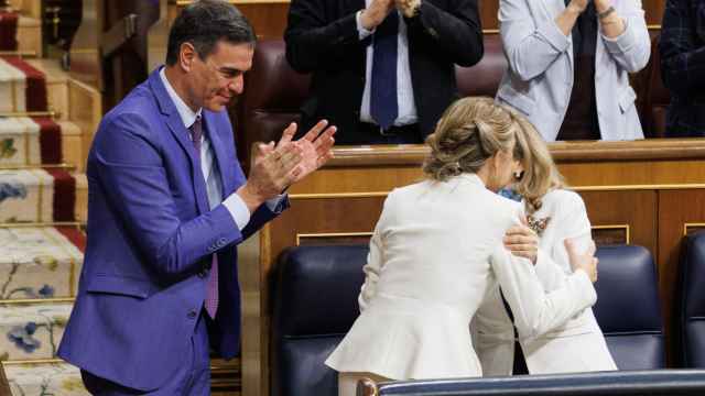 El presidente Sánchez aplaude a la vicepresidenta Yolanda Díaz (de espaldas, abrazando a Nadia Calviño) tras la intervención de ésta en el debate de la moción de censura.
