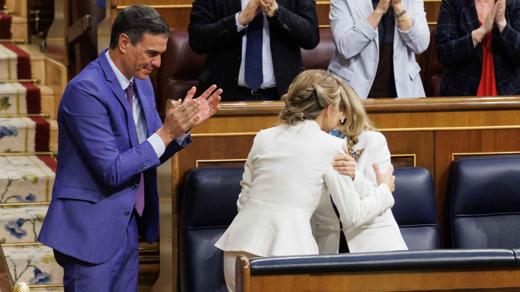 El presidente del Gobierno, Pedro Sánchez, aplaude a la vicepresidenta Yolanda Díaz tras su intervención en la moción de censura, este martes en el Congreso de los Diputados.