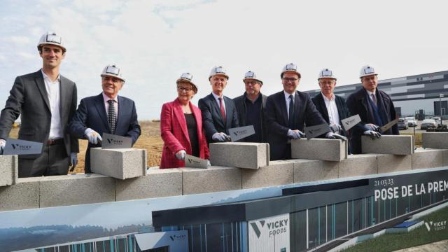 Acto de colocación de la primera piedra de la planta de producción de Vicky Foods en Francia. EE