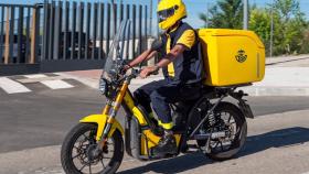 Un repartidor motorista de Correos.