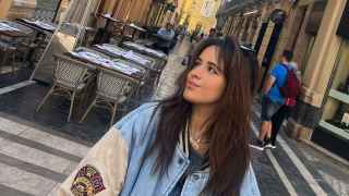 Camila Cabello sorprende en su Instagram paseando por las calles de Málaga: no es la única famosa