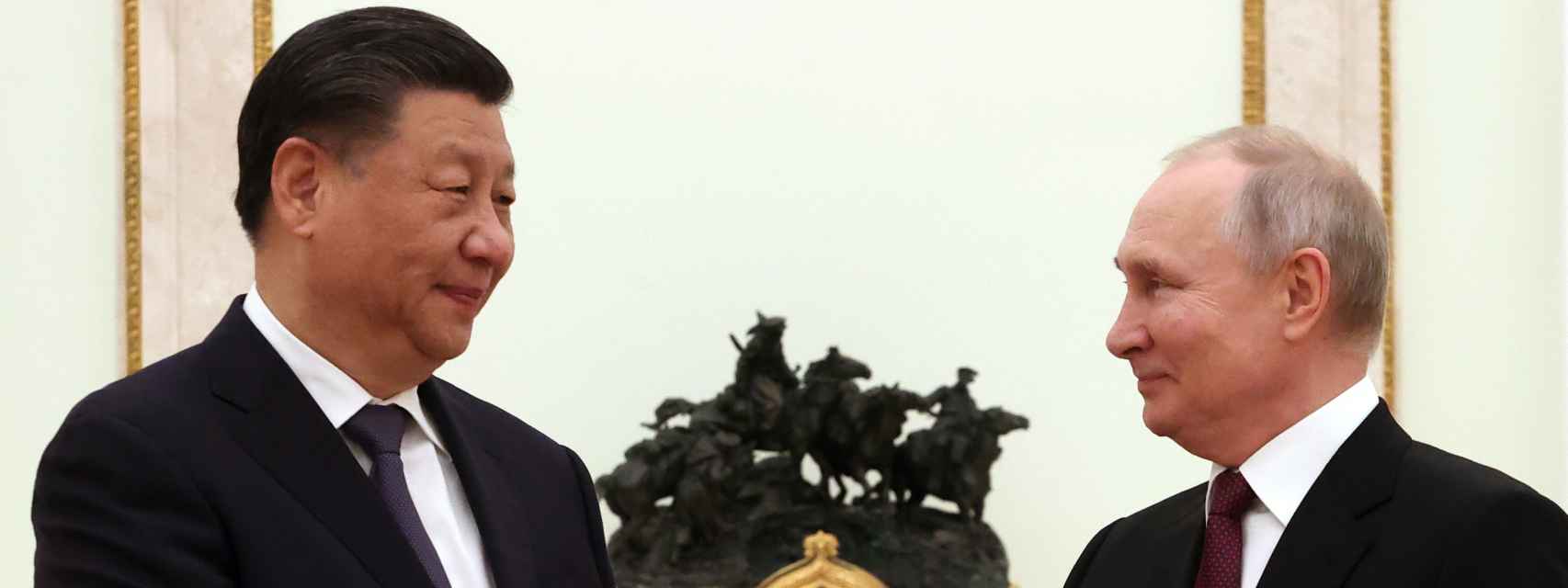 El presidente de China, Xi Jinping, y su homólogo ruso, Vladimir Putin, este lunes en Moscú.
