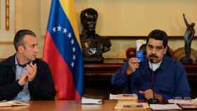 Tareck El Aissami (izquierda) y Nicolás Maduro (derecha), en una imagen de archivo.