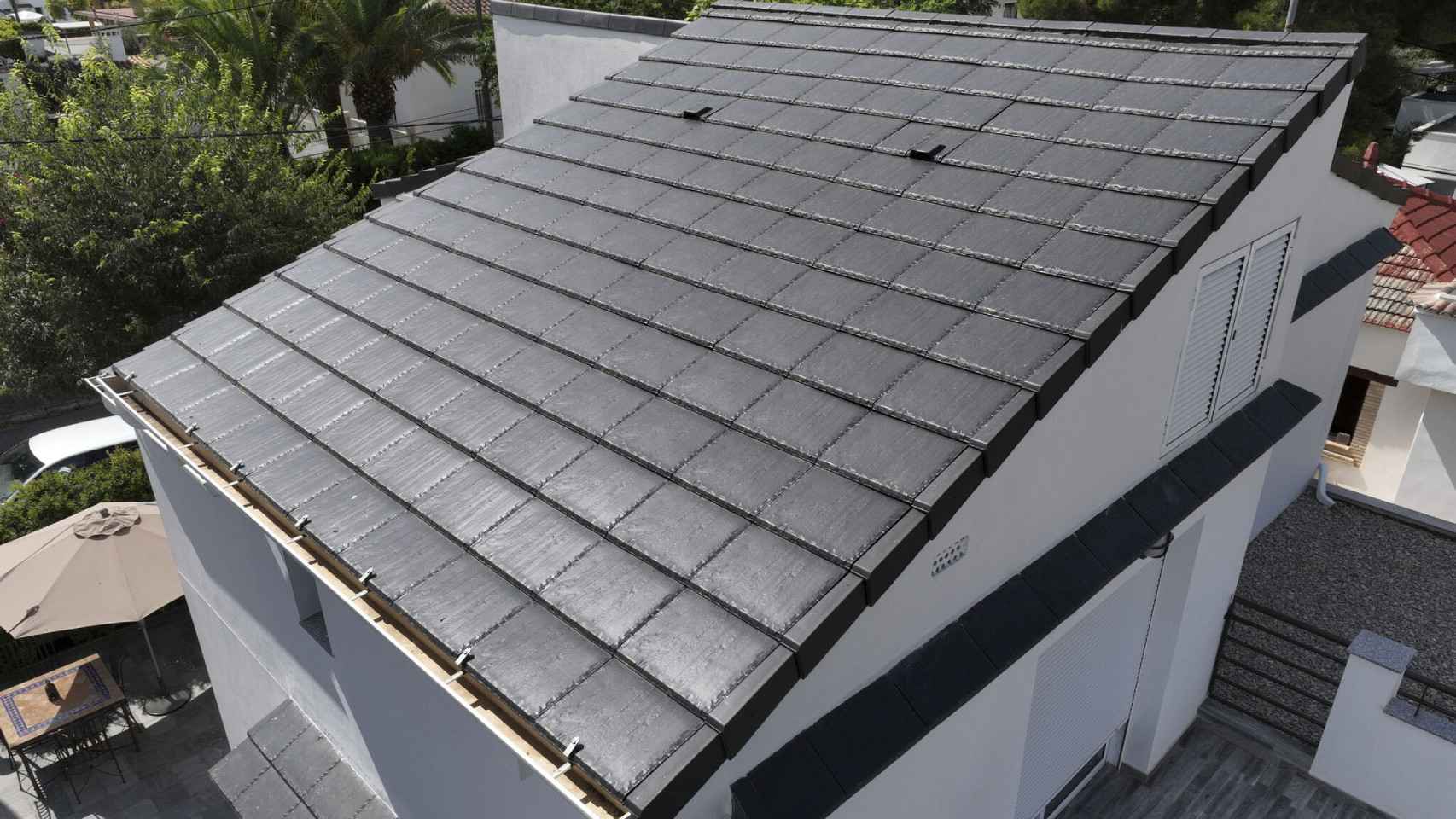 El tejado de una casa con tejas solares.