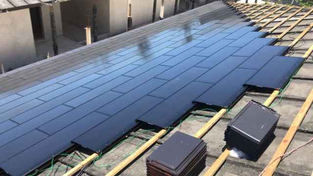 Las tejas solares en un tejado.
