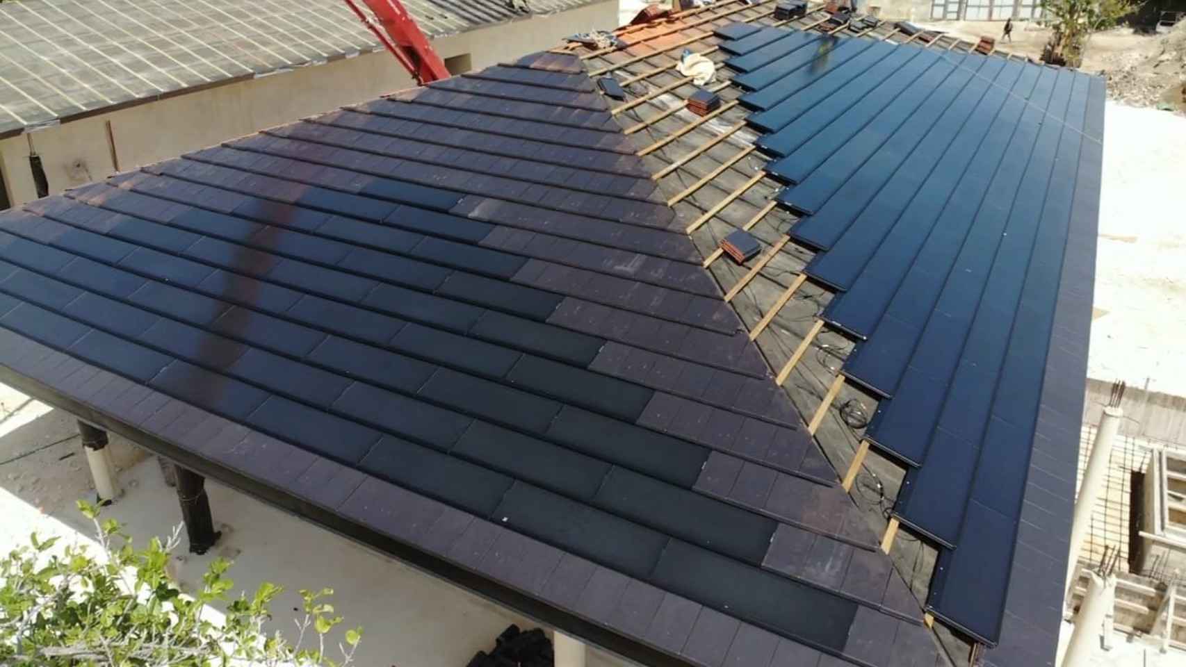 Las tejas solares en un tejado.