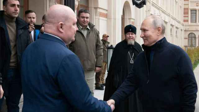 Vladímir Putin durante su visita a Mariúpol este domingo.