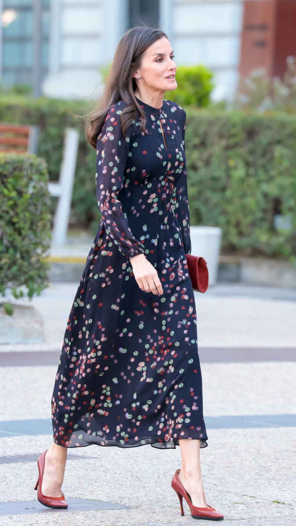 Letizia repite su vestido confeti de Massimo Dutti.