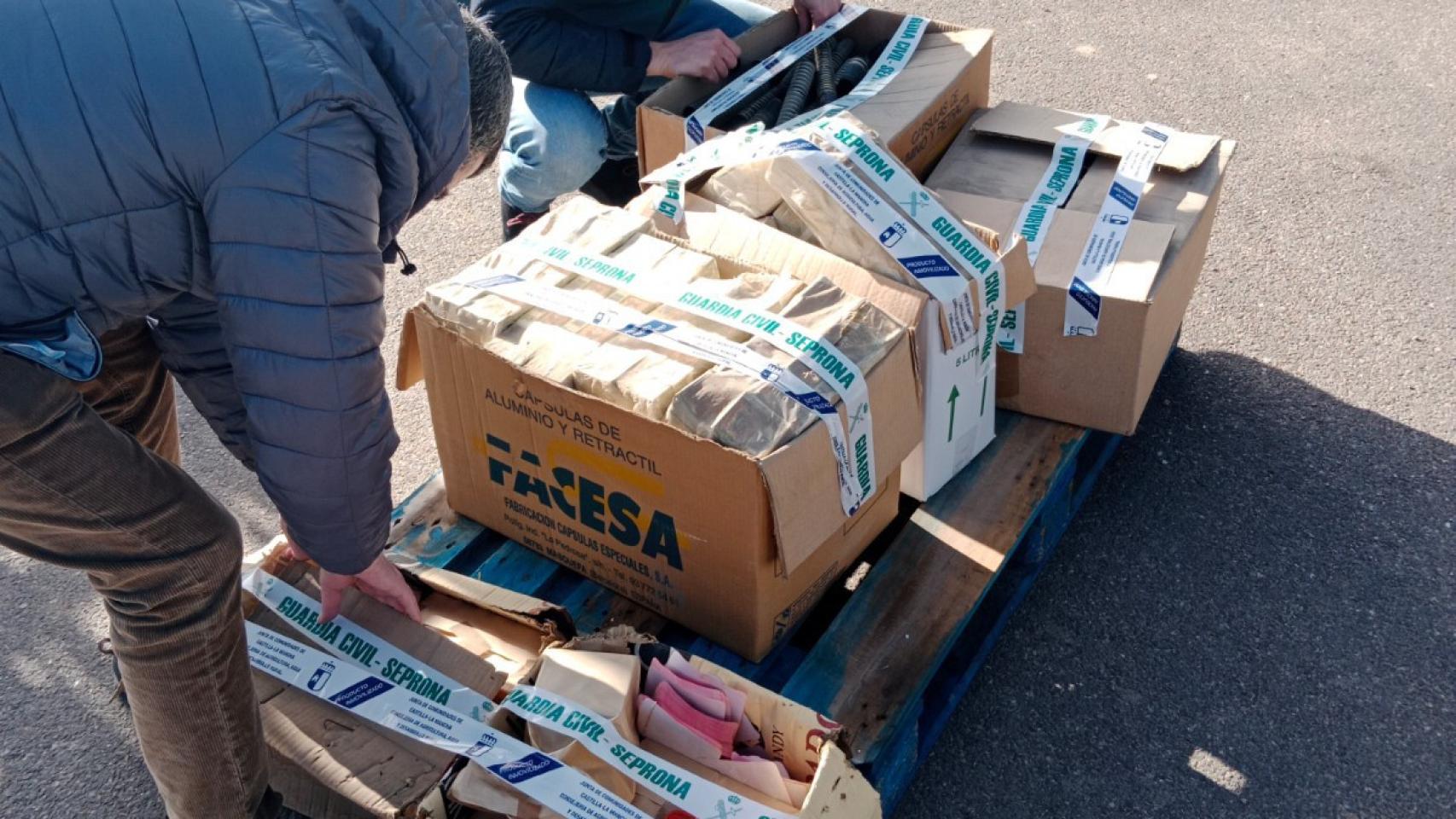Parte del vino intervenido por la Guardia Civil.