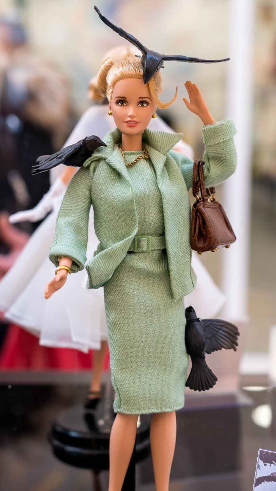Barbie caracterizada como la protagonista de Los Pájaros.