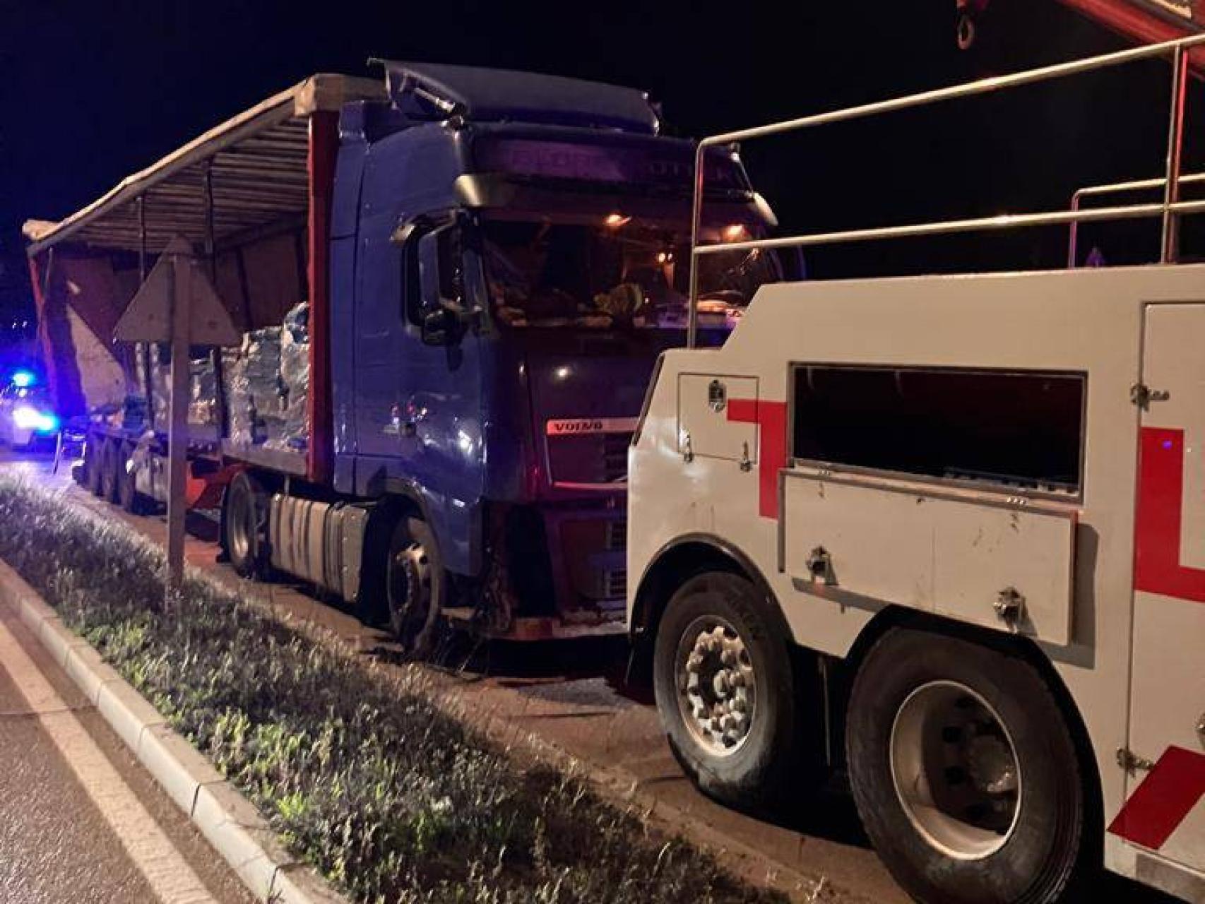 Imagen del camión tras el accidente