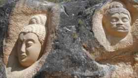 La increíble ruta de las caras esculpidas en piedra que encontrarás cerca de Madrid