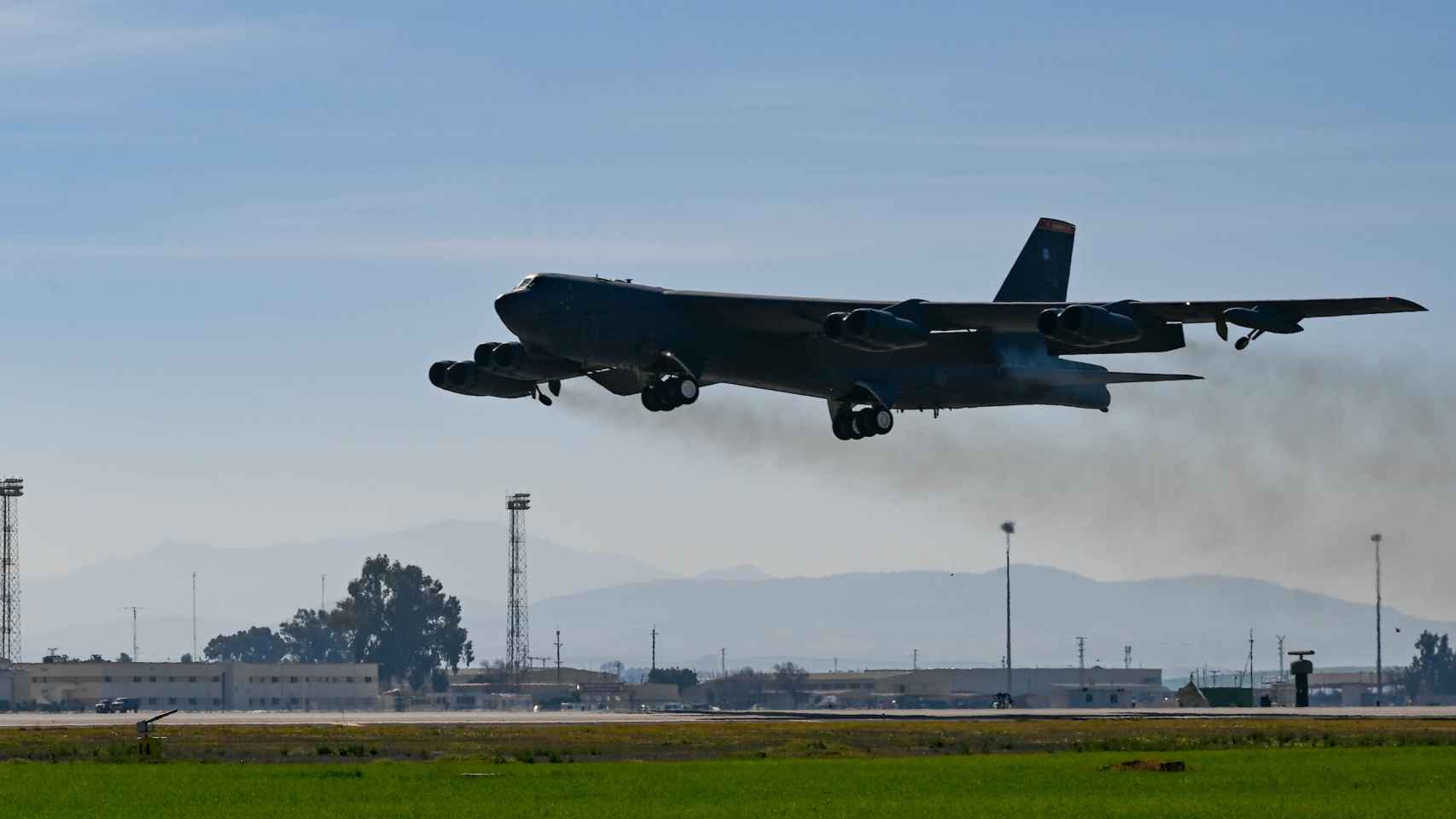 B-52H despegando de la base aérea de Morón (Sevilla)